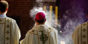 Fumaça sagrada! Por que a Igreja usa incenso na Missa?