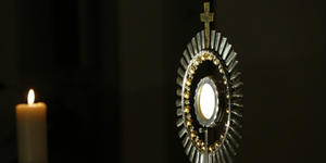 Attention, l’adoration eucharistique a des effets secondaires !