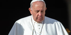 Il Papa stronca le “malelingue”: non ho il cancro. Dimissioni? Non ci penso