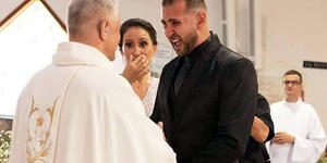 Padre emociona noivos surdos ao celebrar casamento em Libras