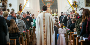 Il sacerdote assolve i nostri peccati all’inizio della Messa?