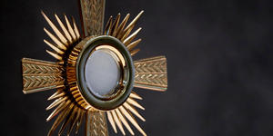 Les objets liturgiques : l’ostensoir, signe de la présence réelle du Christ