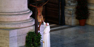 Confined at home, let us take up 2 things, says pope: the Crucifix and the Gospel