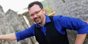 “Škoda je, da bi zrli zgolj v blato, po katerem tacamo, ko je nad nami zvezdnato nebo”