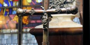 La croix présentée à Jeanne d’Arc sur son bûcher sort de l’oubli