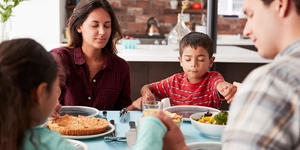 Bendecir la mesa y otros hábitos que no debes abandonar