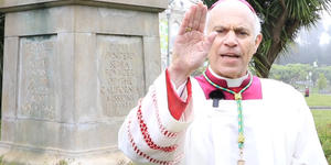 El exorcismo ante el lugar donde se derribó la estatua de San Junípero Serra