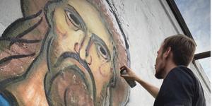 Alexandr, le graffeur qui écrit des icônes sur les murs de Moscou