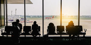 Ils s’ennuient à l’aéroport et se lancent dans des chants de louange