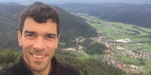 Učitelj, ki do večine svojih učencev kar prikolesari
