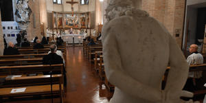 Hold to the rope of the anchor, pope urges in visit to cemetery