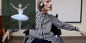 Była tancerka chorująca na Alzheimera reaguje na dźwięk „Jeziora łabędziego”. Rozdziera serce!