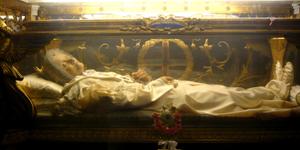 Niezniszczalni. 2000 lat dziejów cudu nienaruszonych ciał [zdjęcia]
