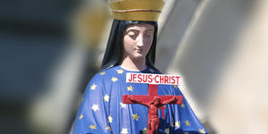 Stelle d’oro sul vestito, 20 anni, incantevole: così la Madonna è apparsa a Pontmain