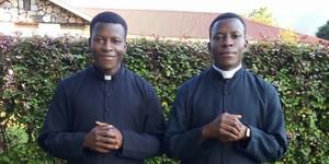 Ouganda : Peter et Andrew, deux frères jumeaux ordonnés prêtres le même jour
