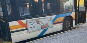 Ativistas pró-aborto acusam anúncio pró-vida em ônibus de ser “ofensivo”