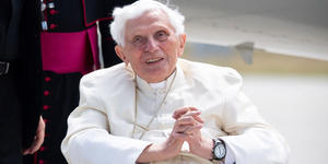Secondo Benedetto XVI gli angeli volano e sono più in “basso” di Gesù