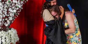 Em formatura, estudante usa uniforme de faxineira da mãe