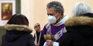 I vescovi italiani in pressing sui preti no vax: “Invito morale a vaccinarsi”