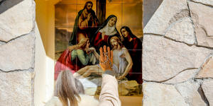 8 Different ways to pray the Stations of the Cross