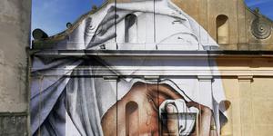 Street-art : il enchante les églises par ses collages monumentaux