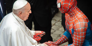 Kaj tiči v ozadju srečanja papeža Frančiška s Spidermanom?