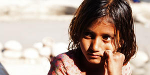India: orfana a 7 anni accudisce il fratello di 2 mesi