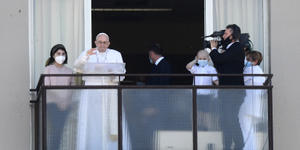 Papa Francisco «mejorando gradualmente»