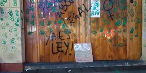 Feministas vandalizam catedral (de novo) em ato pró-aborto no México