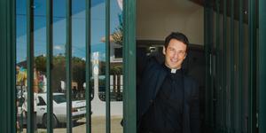 Joven enfermero se hace sacerdote