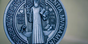 Medalik św. Benedykta nie jest amuletem, który chroni nas od złych mocy…