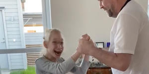Svet je navdušil video 10-letne invalidne deklice, ki samostojno pleše z očetom