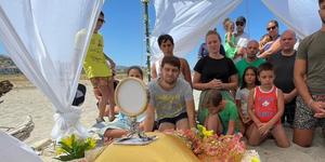 Klęczą i adorują Jezusa na plaży. Inicjatywa, która przyciąga młodych nawet w wakacje