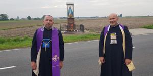 40 km dziennie dla swoich parafian. Księża poszli pieszo do św. Józefa