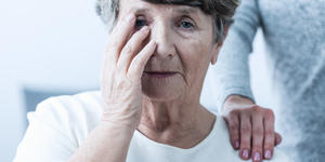 Moja mama żyje, ale Alzheimer odebrał jej tożsamość [reportaż]