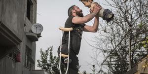 Premio Siena Award a la fotografía de un refugiado sirio con su hijo en brazos
