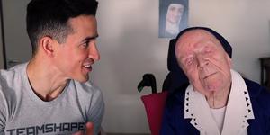 Suor Andrée, la suora più anziana del mondo, con uno YouTuber