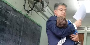 Teacher in Argentina holds teen mom’s baby while teaching class