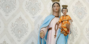 Dlaczego Maryja regularnie przypomina o odmawianiu różańca, a nie o chodzeniu na mszę?
