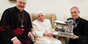 Francisco e Bento XVI ganham presépios como presentes de Natal