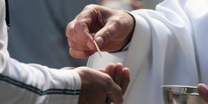 Un hombre machaca una hostia en la comunión: la reacción del sacerdote