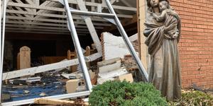 Imagem de Nossa Senhora intacta após tornados nos EUA: milagre?
