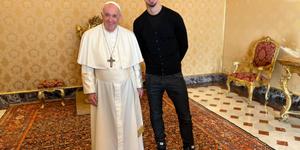 „Dziękuję za tak osobisty prezent”. Słynny piłkarz spotkał się z papieżem Franciszkiem