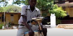 Ghana, a los 17 años, Samuel construye un scooter eléctrico para discapacitados