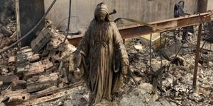 Un hombre de Colorado encuentra fe en las cenizas de su hogar arrasado por un incendio forestal