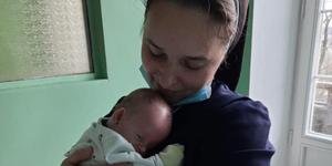En Ucrania, sor Justine se queda con bebés terminales