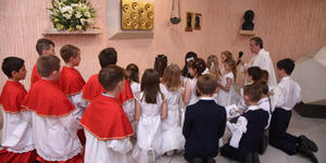 Cómo enseñar a los niños la liturgia: los 7 primeros gestos
