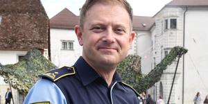 Župnik v policijski uniformi, ki bere tudi kriminalke in kdaj sede na skuter