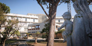 Pope visits Youth Jubilee participant at Rome hospital