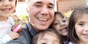Viudo, con dos pares de gemelas bebés: así vive Carlos